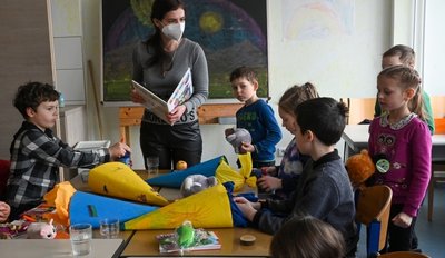 Zwei Klassen mit ukrainischen Kindern lernen seit Montag in der Gruuna-Schule an der Saydaer Straße. Sie werden unter anderem von der ebenfalls geflüchteten Lehrerin Jana Efimenko unterrichtet. 
