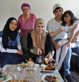 Ute Hoch (2.v.l.), Vorsitzende der Kinderhilfe Lichtenstein, begleitet die syrische Familie Alkoud seit 2015. Inzwischen fühlen sich die Syrer (im Foto von links Ghufra, Rajaa, Hani und Zaraa) in St.-Egidien wohl. 