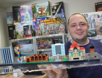 Patrick Engert hat aus Lego-Bausteinen eine Chemnitzer Stadtlandschaft entwickelt.