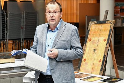 Kustos Dr. Volker Bannis betreut die Andreas-Möller-Bibliothek im Geschwister-Scholl-Gymnasium. 