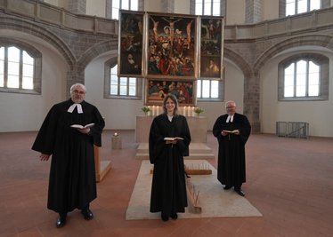 Superintendent Dieter Bankmann, Diakonin Annegret Pilz und Schneebergs Pfarrer Frank Meinel (v.li.) und Kantor Alexander Ploß (nicht im Bild) bringen Predigt, Gebete und Orgelmusik in die Wohnzimmer der Erzgebirgler. 