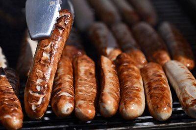 Ob Thüringer oder vogtländische Roster - sie werden auf dem Vogtlandgrill ruckzuck servierfertig gebrutzelt.
