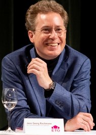 Unterdessen freut sich der neue Generalmusikdirektor Jens Georg Bachmann schon auf die neue Spielzeit. 