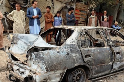 Ein Raketenangriff auf den Kabuler Flughafen, den der "Islamische Staat Khorasan" für sich reklamiert, soll am Montag auch dieses Auto zerstört haben. Auf das Konto der extrem radikalen Terrormiliz gehen Dutzende Anschläge mit hunderten Toten in Afghanistan. 