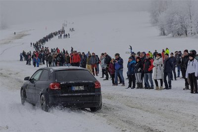 Speedhill im Schnee – mit Autos. Die Premiere war ein voller Erfolg. Trotzdem müssen die Veranstalter für die zweite Auflage widerwillig den Austragungsort wechseln.