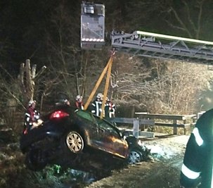 Einsatzkräfte der Feuerwehr holen das Auto aus dem Bach. Der Fahrer wurde bei dem Unfall schwer verletzt. 