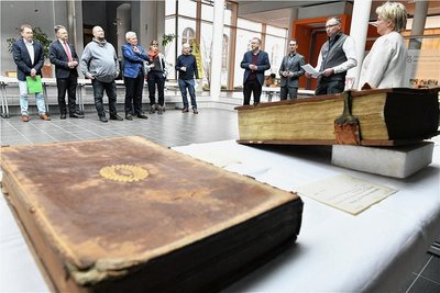 Ein Teil der restaurierten Bücher wurde im Atrium des Geschwister-Scholl-Gymnasiums Freiberg vorgestellt. 