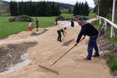 Die Strecke, an der Marcus Piltz (vorn rechts) mitgestaltet, bietet drei Linien - vom einfachen Trail (rechts), der auch per Laufrad zu meistern ist, über die Jumpline (Mitte) mit größeren Sprunghügeln bis zur welligen Pumpline am anderen Rand.
