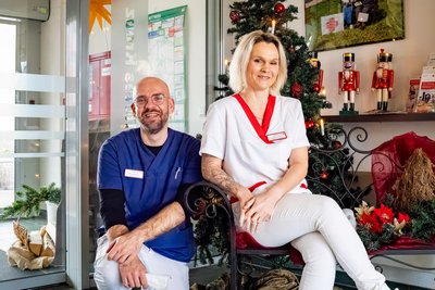 Sebastian Hoffsky (l.) und Kathleen Probszt leiten jeweils ein Team in einem der Wohnbereiche im Mittweidaer Pflegeheim des DRK.
