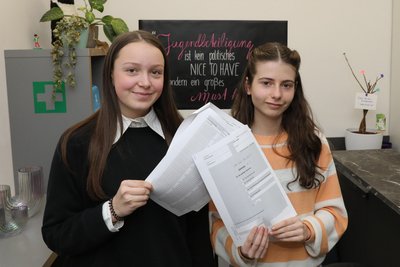Luisa und Katharina vom Kinder- und Jugendparlament unterstützten die U-18-Wahl.