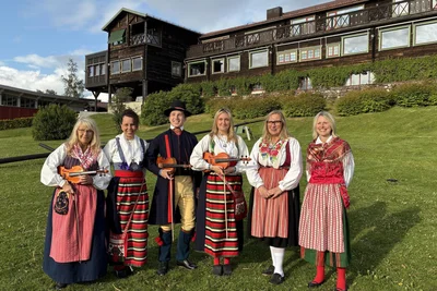 Zwischen dem 20. und 26. Juni wird in Schweden das Mittsommerfest gefeiert – mit viel handgemachter Musik und traditionellen Tänzen in langen lauen Sommernächten. Der Überlieferung nach sollen auch übernatürliche Kräfte und verzauberte Wesen eine Rolle spielen.