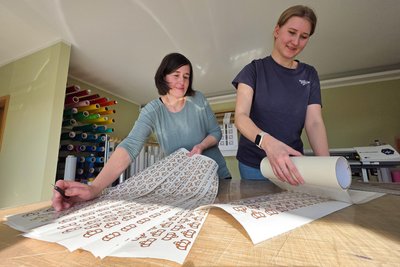 Annett Rachold (links) und Nele Berthold gehören zum Team des Werbemarkt Röh Bad Elster. Sie bearbeiten einen Auftrag für die Sächsischen Staatsbäder.