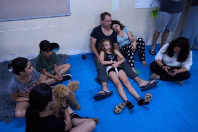 Während der iranischen Angriffe auf Israel suchen Menschen Schutz.  