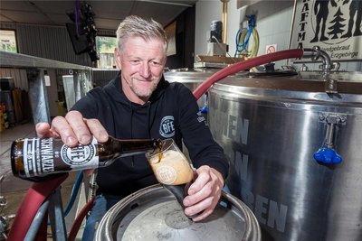 Die neueste Kreation aus der Bierfabrik von Uwe „Max“ Gottwald ist ein Schwarzbier.