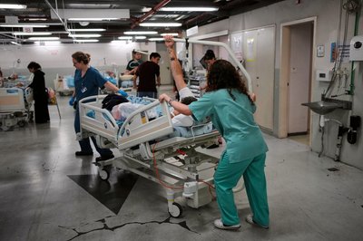 Patienten in Israel werden nach einem iranischen Raketenangriff in eine geschützte unterirdische Einrichtung gebracht. 