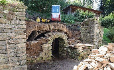 Freigeräumt sowie von Wurzeln und Vegetationsresten befreit, werden alte Kellerstrukturen am Hang hinter dem Herrenhof sichtbar. 