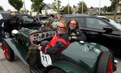 Barbara Richter und Horst Schierle waren in ihrem Riley 12/4 Spezial nicht ganz regensicher unterwegs. 