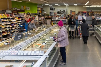 Noch tummeln sich Kunden im Oberwiesenthaler Supermarkt. Aber der Umbau hat bereits begonnen. Erste Kühltruhen und Regale wurden schon leer geräumt.