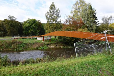 Die Brücke im früheren Flussbad steht, die Geländer kommen bald.