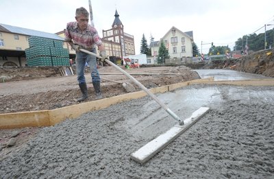 Horst Zenan am Dienstag bei Arbeiten am Fundament für die neue Lagerhalle des Einsiedler Brauhauses.