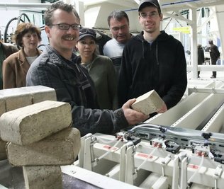 
              <p class="artikelinhalt">Zum Tag der offenen Tür im Energiezentrum Wilzschmühle erklärte Mitinhaber Rainer Doderer den Besuchern noch, wie aus Holzresten Briketts entstehen. Nun hat die Firma Insolvenz angemeldet. </p>
            