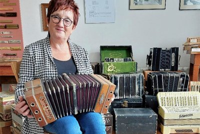 Die Chemnitzer Stadtführerin Edeltraud Höfer mit einer Lange-Konzertina im Harmonikamuseum Zwota.