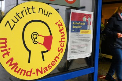 Zu Coronazeiten ein nur zu bekanntes Schild. Foto: Waltraud Grubitzsch/dpa