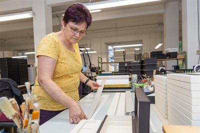 Etuimacherin Doris Stopp hat gut 750 Handgriffe zu erledigen, bis das edle Kästchen fertig ist.