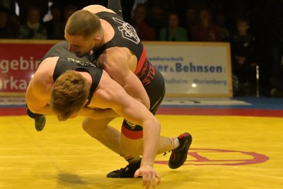 Kurzen Prozess machte der Thalheimer Dominik Jakub Jagusz (r.) gegen Felix Liedtke. Er gewann durch Schultersieg.