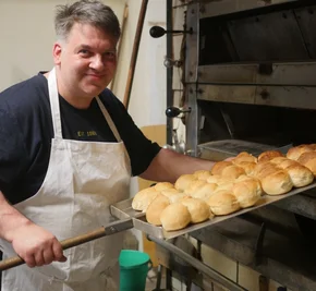 Bäckermeister Sven Krause in seiner Backstube in Rochlitz. Sein Laden ist am Marktplatz. Wie seine Handwerkerkollegen hat er mit steigenden Rohstoffpreisen zu kämpfen. 