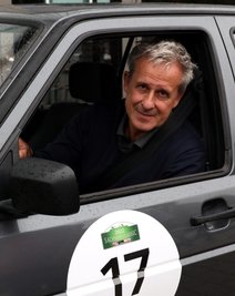 Fußball-WM-Held Pierre Littbarskii fuhr im VW Golf 2 GTI vor.