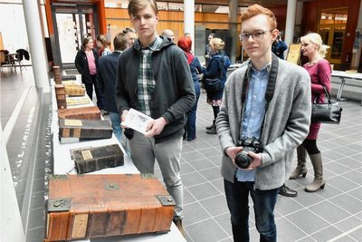Bent Irmscher und Carl Müller aus dem Leistungskurs Geschichte engagieren sich in der Bibliothek. 