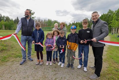 Oberbürgermeister Marcus Steinhart (links) und Ortsvorsteher Andreas Winkler (rechts) haben sich Unterstützung von Kindern für die Eröffnung geholt.