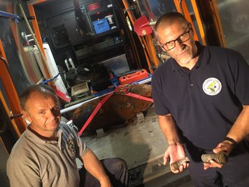 Die Fliegerbombe wurde erfolgreich entschärft von Daniel Großer-Scholz (rechts) und Jörg Möller (links).