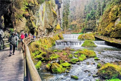Wandern in der Edmundsklamm in Tschechien. 