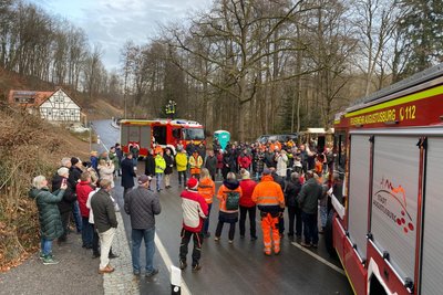 Großer Bahnhof mit Feuerwehr in Erdmannsdorf bei der Freigabe der B 180 nach knapp fünf Jahren Bauzeit.