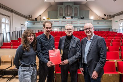 Die Künstler mit Roland Manz und Andreas Schmied von der Erzgebirgssparkasse, die die Aufführungen fördert.