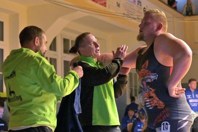 Der Thalheimer Mannschaftsleiter Falko Berthel und Trainer Steffen Richter im Austausch mit Dominik Klann. Er verlor nach langer Pause seinen Kampf gegen den Potsdamer Filip Szucki.