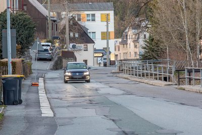 Löcher, Flicken, Risse: Die Staatsstraße 259 in Gornsdorf ist marode. Nun soll bald Sanierungsstart sein.