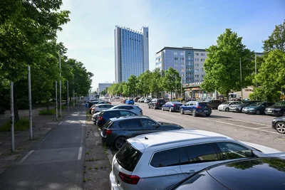 Der sogenannte Stumpf der Brückenstraße am Rande der Chemnitzer Innenstadt dient bislang vor allem als Parkplatz. Aber wie lange noch?