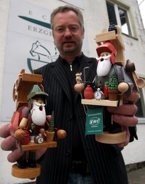 
              <p class="artikelinhalt">Der Landtagsabgeordnete Tino Günther (FDP) mit einem Original (rechts) und einem Plagiat aus Fernost. Selbst Produzent erzgebirgischer Volkskunst fordert er eine "Männel-Polizei". Sie soll Verstöße gegen das Urheberrecht im Bereich der Industrie aufspüren. </p>
            