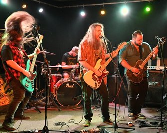 Nuclear Pillmachine aus Gera machen seit 2014 Hard Rock und Stoner-Rock. Mit heftigen Gitarrenduellen begeisterten sie auch das Voice-Of-Art-Publikum im Lichtensteiner Riot-Klub. 