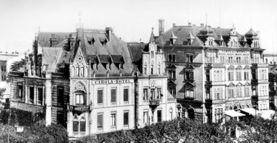 Aufnahme aus den 1930er-Jahren. Links die bis heute erhaltene Villa Zimmermann, rechts das Hotel Carola, das vor fast 15 Jahren abgerissen wurde. 