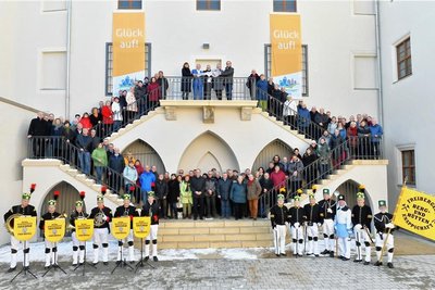 Zur feierlichen Übergabe des Herderhauses in Freiberg nahmen am Dienstag die am Bau Beteiligten und die künftigen Nutzer auf der Freitreppe im Hof Aufstellung. Der Umbau und die Erweiterung haben 22 Millionen Euro gekostet.
