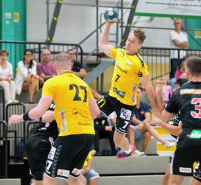 Viktor Beketov (am Ball) zählt nach überstandener Verletzung zu den Bereicherungen des Oberlosaer Offensivspiels. In der Glauchauer Sachsenlandhalle wollen die Schwarz-Gelben am frühen Samstagabend Revanche für die Hinspielniederlage nehmen.
