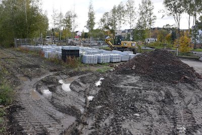 Noch sehr nach Baustelle sieht der Park am Pleißenbach aus.