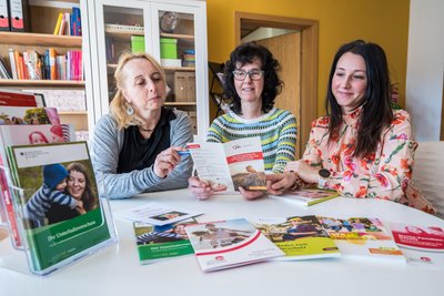 Anke Zienecker, Gabi Nitsche und Diana Baumgartl (von links) arbeiten aktuell in der Beratungsstelle der Awo in Schönheide. Im Sommer geht Gabi Nitsche in den Ruhestand.