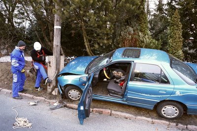 Ein 79-Jähriger ist am Dienstagabend auf der Lauenhainer Straße mit seinem Hyundai gegen einen Strommast gepallt und schwer verletzt worden.