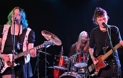 The Heroine Whores aus Leipzig mit ihrem "riot girl grunge" bretterten in bester Punk-Tradition über die Bühne und versprachen dem Publikum glaubhaft: "Wir schreien nur, wir beißen nicht." 