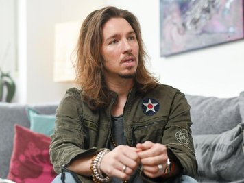            Der Sänger Gil Ofarim spricht.